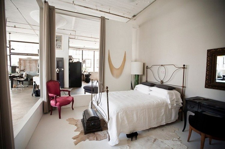 vit-sovrum-möbler-stil-design-industriell-design-metall-säng-svart-lila-fåtölj