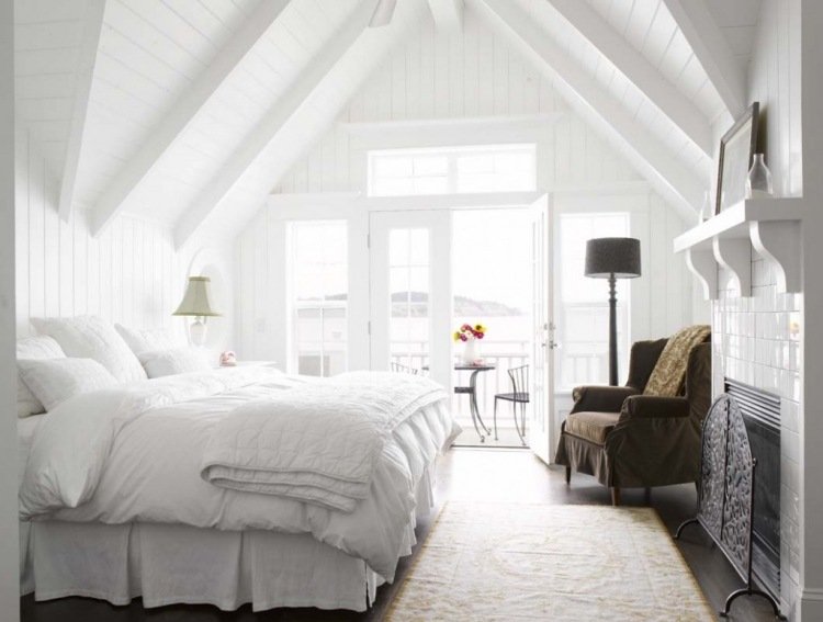 vit-sovrum-möbler-stil-design-industriell-design-modern-öppen spis-öppna-fåtölj-brun-fönster-balkong