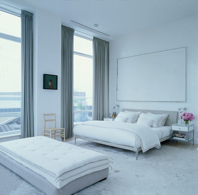vita sovrum-möbler-stil-design-traditionella-gra-gardiner-blommor-sängbord-högt i tak