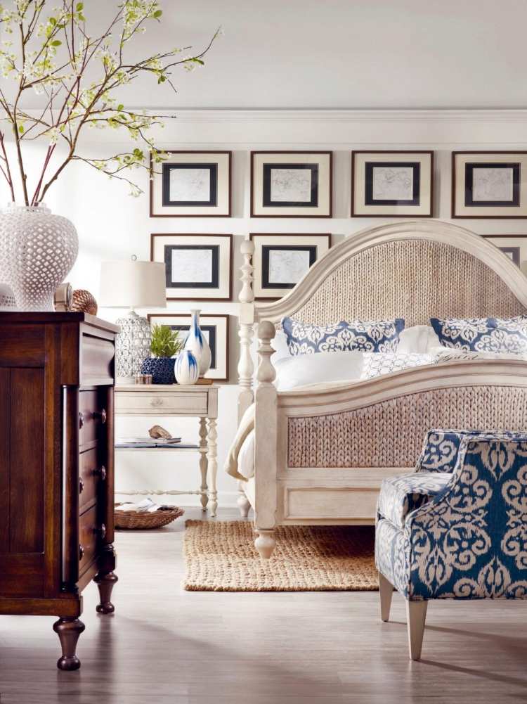 vit-sovrum-möbler-stil-design-traditionell-trä säng-korg-bilder-tillbaka vägg-byrå-gammalt-massivt trä