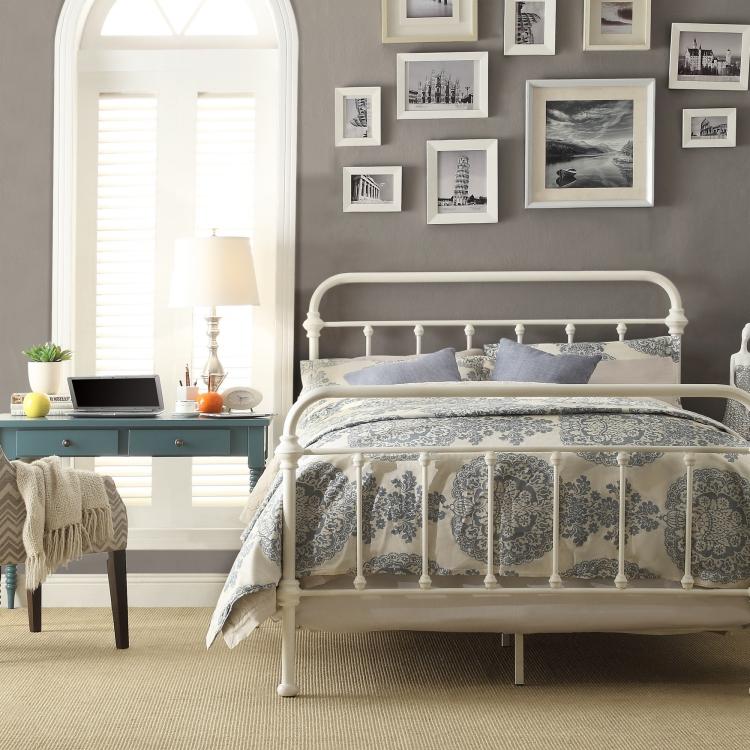 vit-sovrum-möbler-stil-design-traditionell-metall-säng-bilder-ramar-foton-grå-vägg