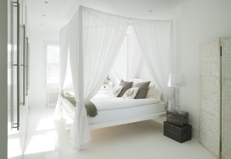 vit-sovrum-möbler-stil-design-traditionell-himmelsäng-spets-kudde-bordslampa