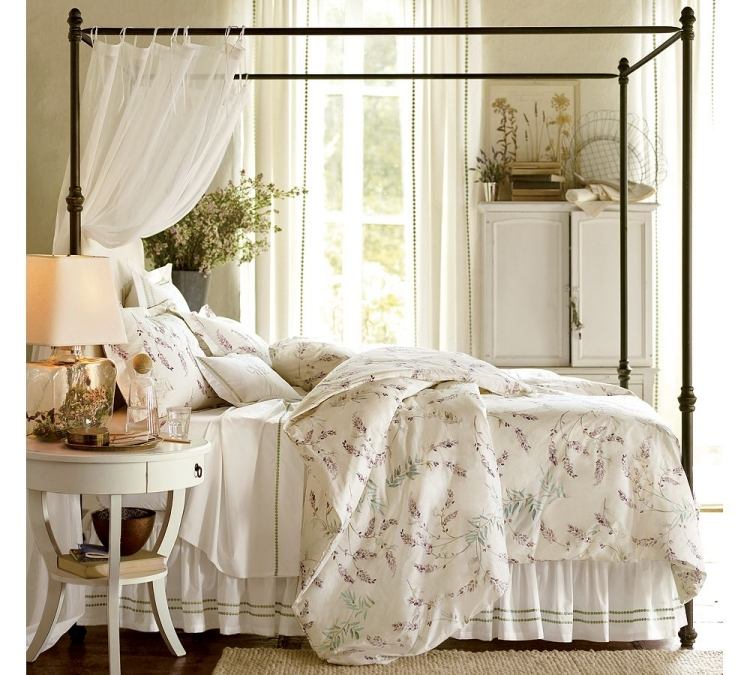 vit-sovrum-möbler-stil-design-traditionell-metall-säng-romantisk-gammal-vintage-himmelssäng
