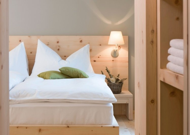 vitt-sovrum-möbler-stil-design-traditionellt-trä-sänglinne-sänglampa-kudde