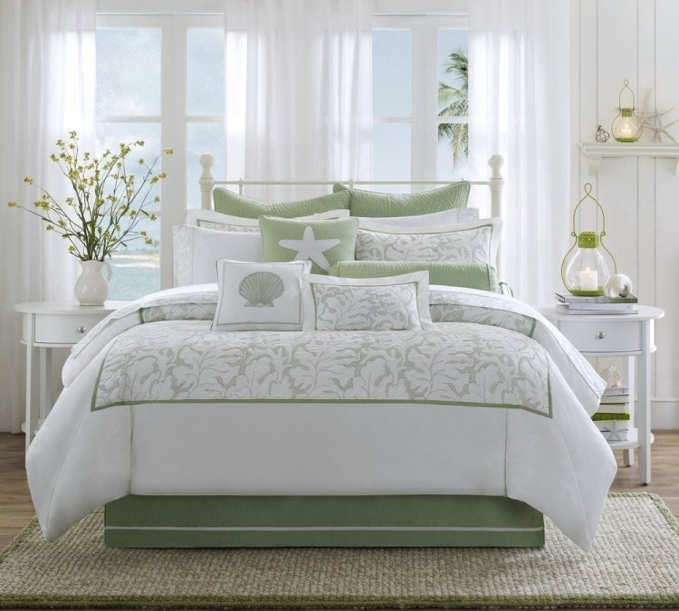 vit-sovrum-möbler-stil-design-traditionell-fönster-grön-hav-stjärna-dekoration-lykta