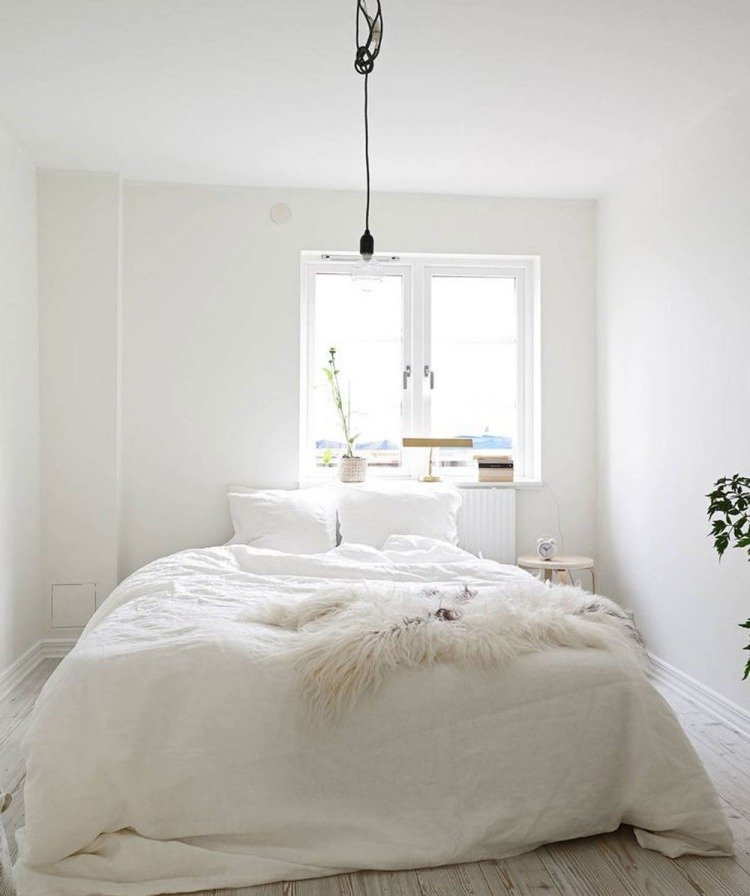 vitt-sovrum-möbler-stil-design-skandinaviskt trägolv-vanligt fönster-lampa-kudde-tak-stort