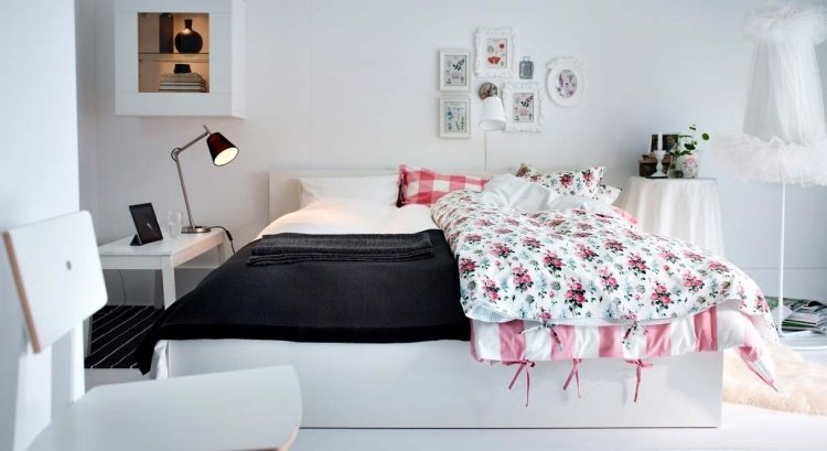 vit-sovrum-möbler-stil-design-skandinavisk-tak-rosa-rosor-ikea-golvlampa