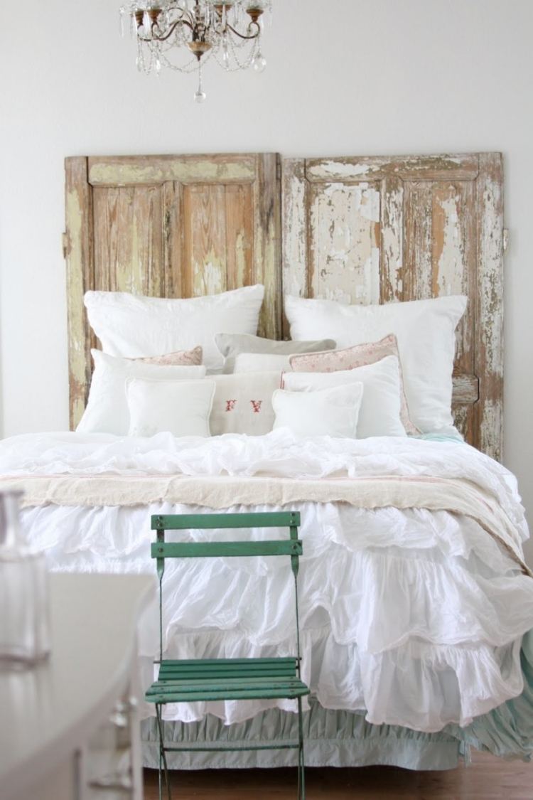 vit-sovrum-möbler-stil-design-skandinavisk-tak-spets-sänggavel-trä-gammal-dörr-ljuskrona