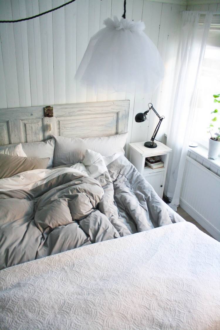 vit-sovrum-möbler-stil-design-skandinavisk-sänggavel-trä-lampskärm-luell