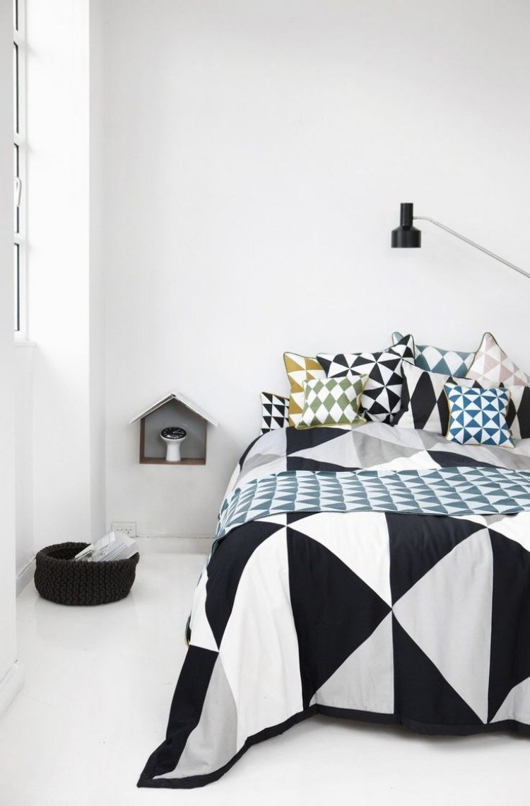vit-sovrum-möbler-stil-design-skandinavisk-tak-mönster-lapptäcke-lampa-fågelhus
