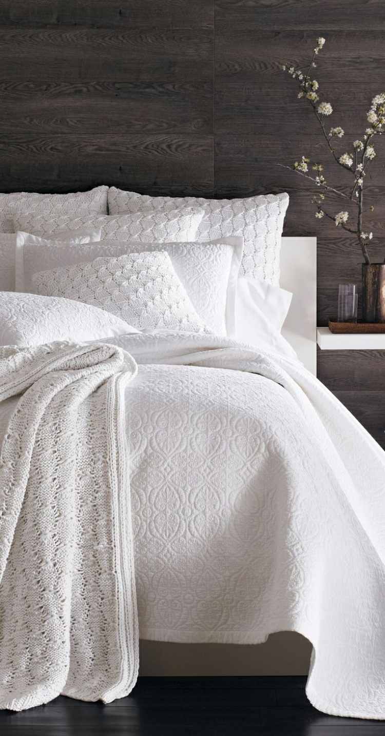 vit-sovrum-möbler-stil-design-industriell-design-sänglinne-spets-säng-blomma-vas