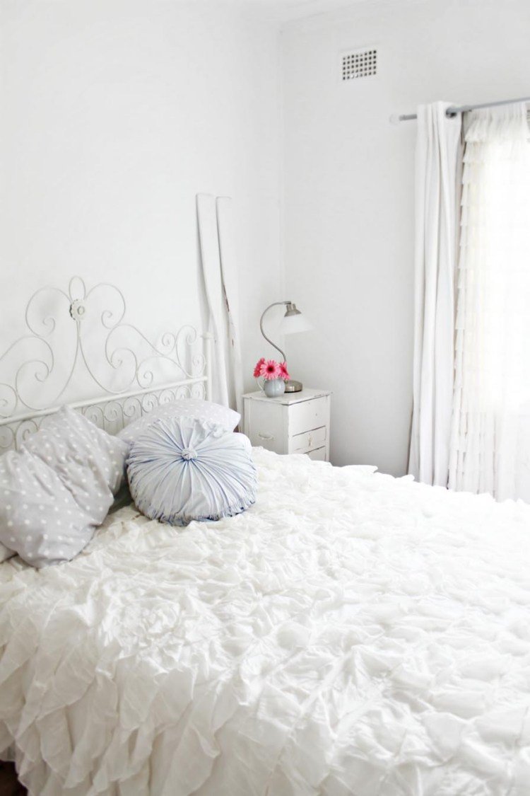 vita sovrum-möbler-stil-design-traditionella-spets-tak-kuddar-fönster-små-gardiner