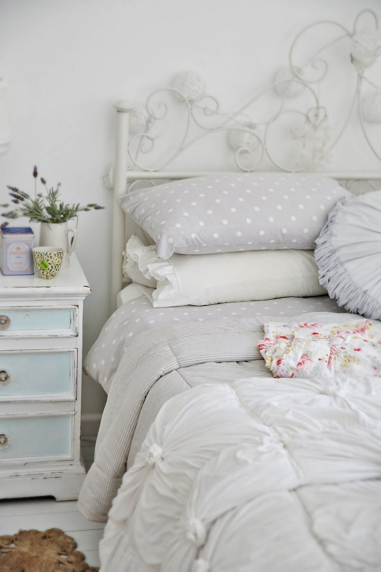 vitt-sovrum-möbler-stil-design-traditionell-metall-säng-gammal-kudde-sängbord