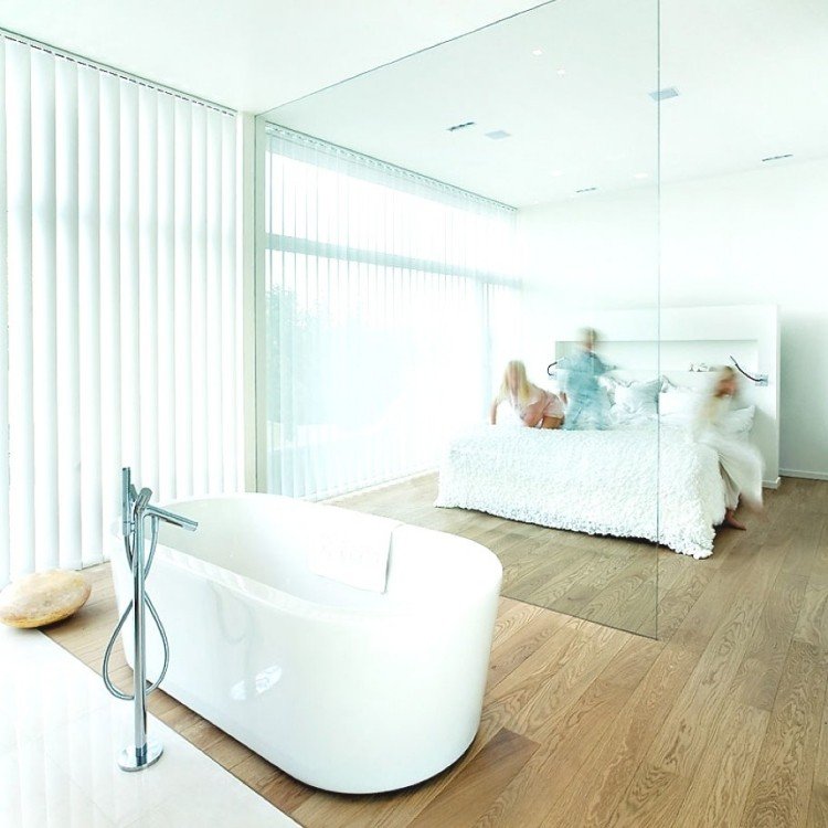 Vita sovrumsmöbler -stil-design-minimalistisk-glasvägg-badkar-barn-fönster-trägolv