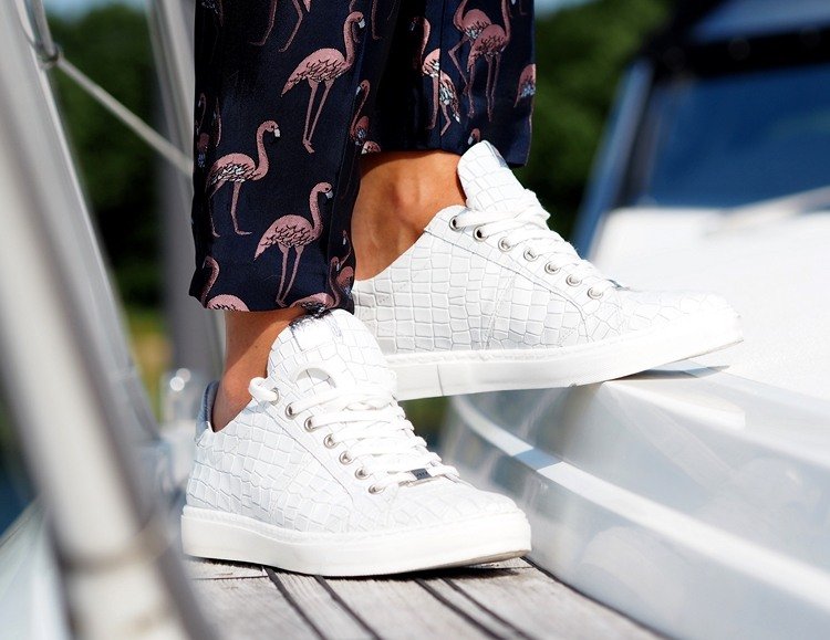 Kombinera vita sneakers-kvinnor-byxor-flamingo-print-sommar