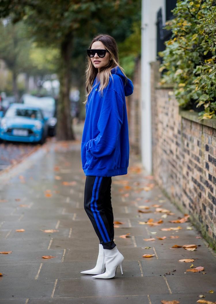 Athleisure trend höstoutfitidéer kombinerar vita stövlar