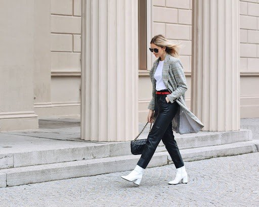 Höstdräkter för kontorsmamajeans kombinerar vita stövlar 2020
