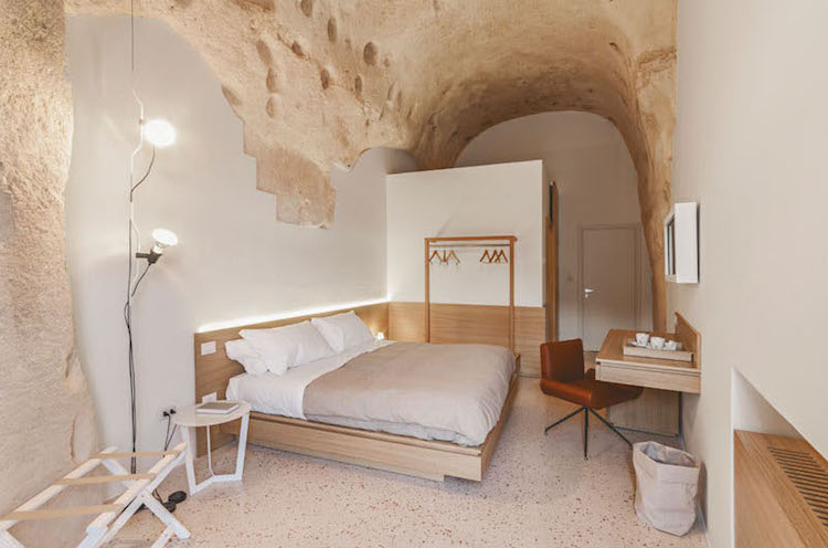 vit-vägg-färg-natur-trä-möbler-grotta-hotellrum-tak