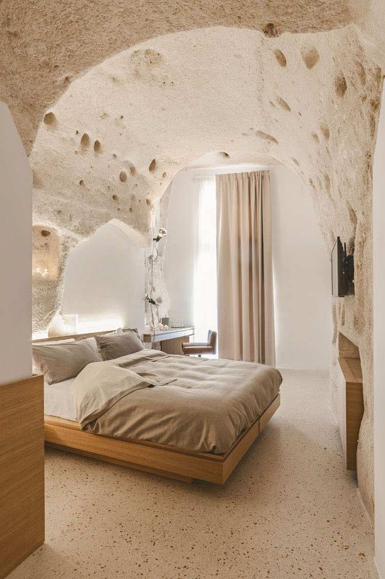vit-vägg-färg-natur-trä-möbler-kalksten-hotellrum-tak
