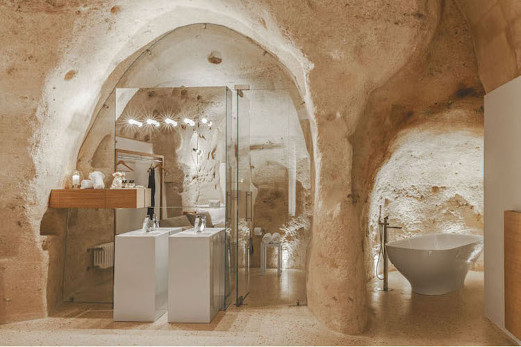 vit-vägg-färg-naturligt trä-möbler-grotta-badrum-modern-kalksten