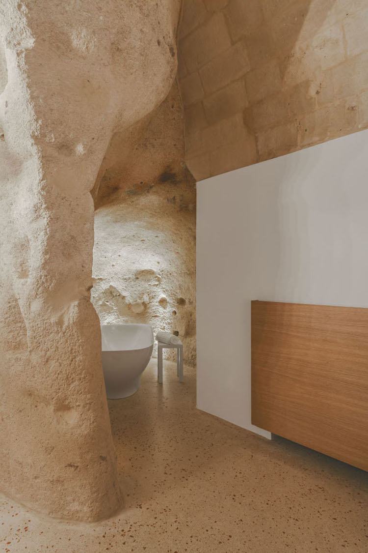 vit-vägg-färg-natur-trä-möbler-grotta-badrum-design-kalksten