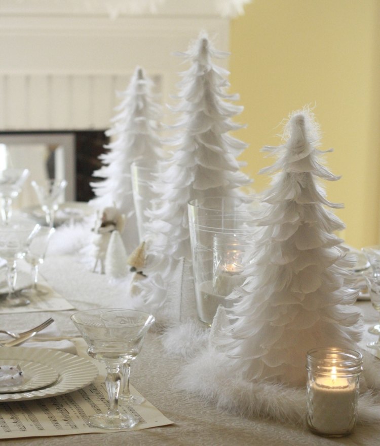 vit jul dekoration bord gran träd fjädrar ljus porslin
