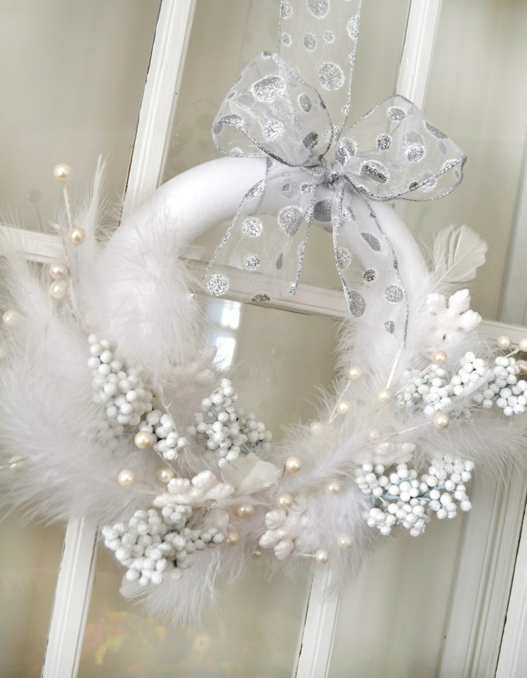 vit juldekoration krans fjädrar bär elegant silver rosett