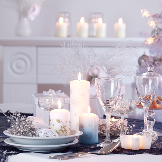 vit-jul-dekoration-idéer-ljus-silver