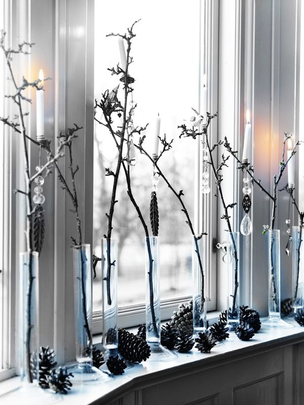 vit-jul-dekoration-idéer-pinecone-fönster-glas-vaser