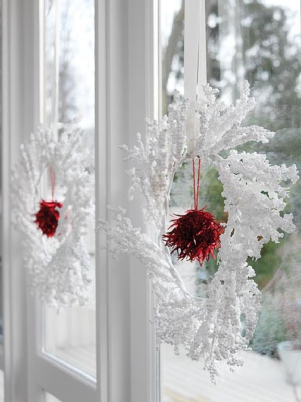 ljus-vit-jul-dekoration-idéer-vit-fönster-dekoration