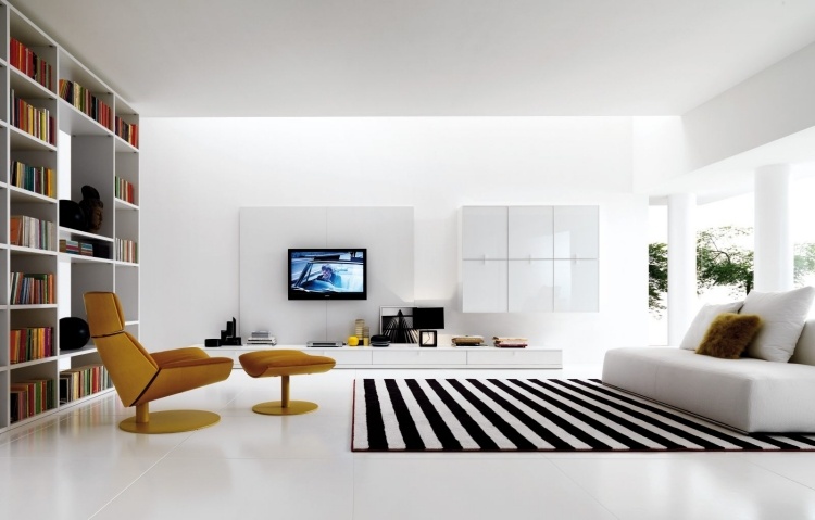 Vita vardagsrumsmöbler -moderna-fåtölj-fotpall-brun soffa-minimalistisk-öppen