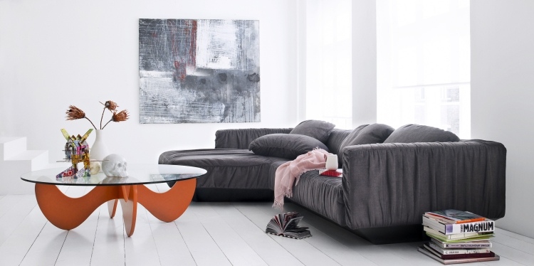vitt-vardagsrum-möbler-modernt-soffbord-orange-grå-skalle-bild-fönster