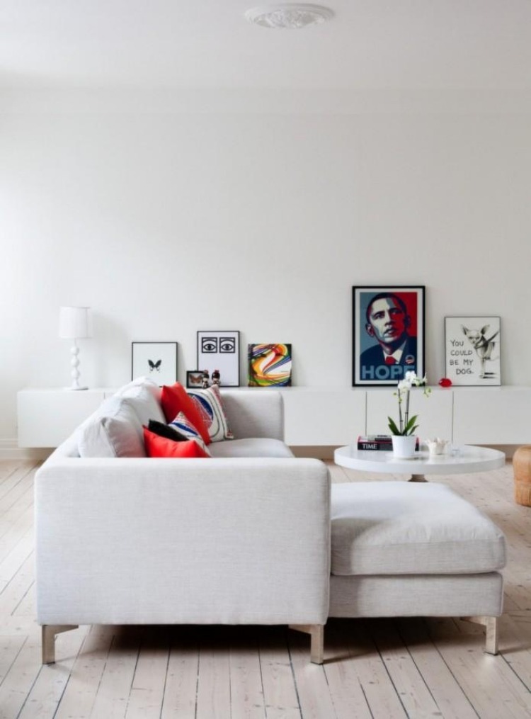 vitt-vardagsrum-möbler-moderna-deco-bilder-färgade-trä-golv-kuddar-färgade