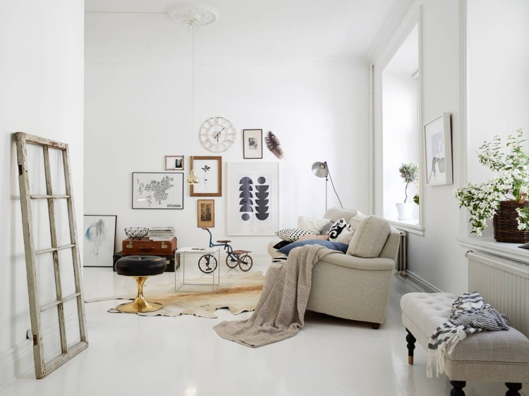 vitt vardagsrum-möbler-moderna-skandinaviska-soffa-fönster-bilder-affisch-tryck-pall-högt i tak