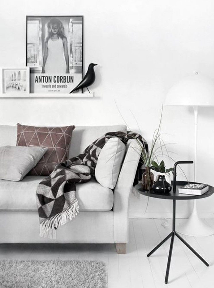 vitt-vardagsrum-möbler-modern-skandinavisk-soffa-tak-nästa bord-svart-lampa-vit