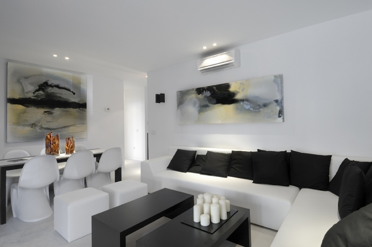 vitt vardagsrum-möbler-modern-klassisk-panton-stol-hörnsoffa-ljus-svart-bord