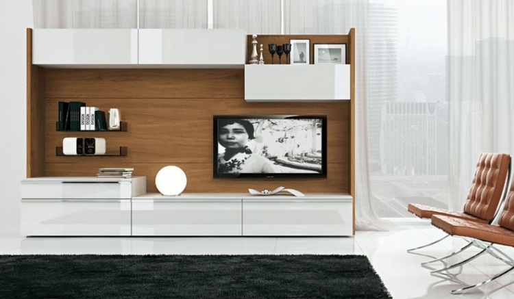vitt-vardagsrum-möbler-modern-högglans-barcelona-stol-brun-läder-tv-hylla