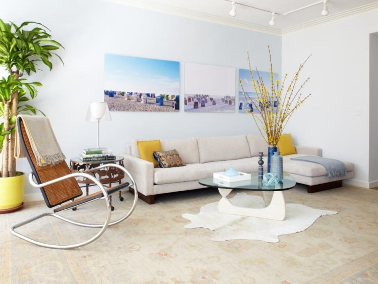 vitt-vardagsrum-möbler-klassisk-thonet-gungstol-soffa-bilder-gula-kuddar-blomkruka