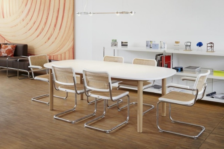 vitt vardagsrumsmöbler-classic-thonet-white-cantilever-matbord-trägolv