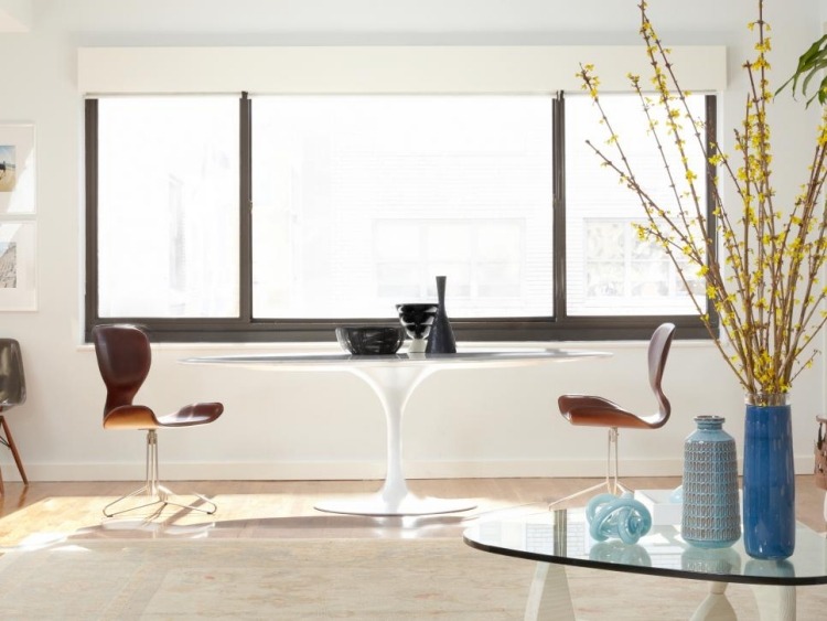vitt vardagsrum-möbler-klassiskt-tulpan-bord-fönster-stolar-schalosin