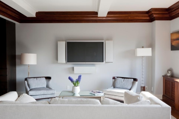 vitt vardagsrum-möbler-traditionellt-tv-vägg-soffa-fåtölj-golvlampor