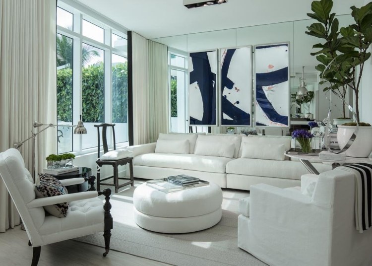 vitt-vardagsrum-möbler-traditionella-spegel-vägg-fönster-gardiner-växter