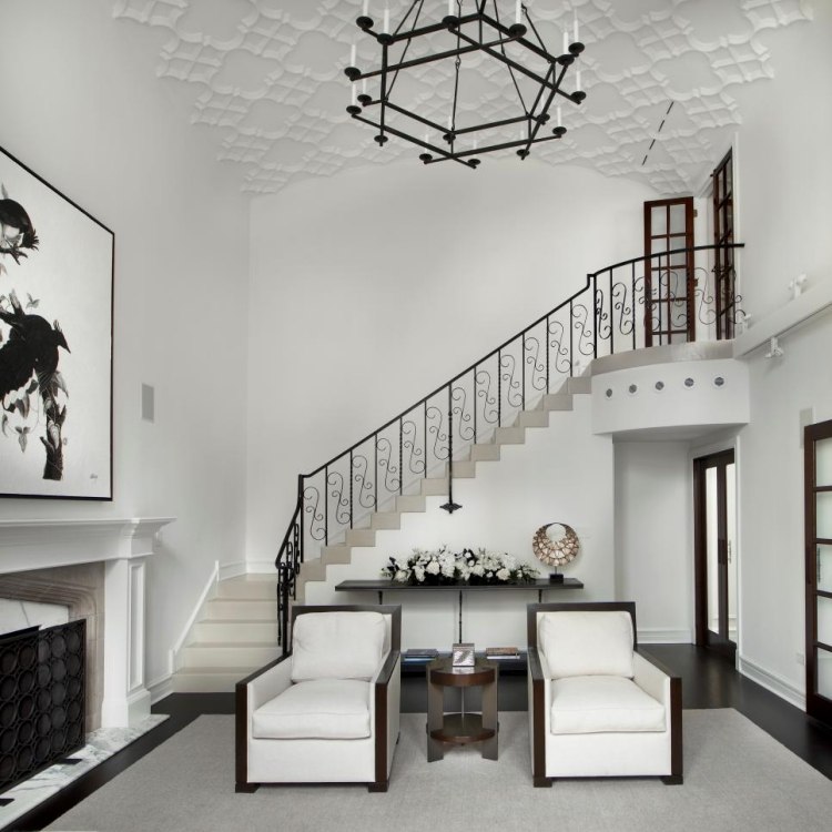 vitt vardagsrum-möbler-traditionell-svart-trappa-ljuskrona-öppen spis-bud-Gewoelbedecke