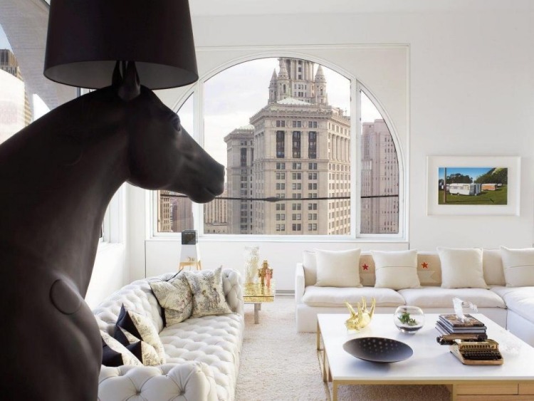 vitt vardagsrum-möbler-traditionell-modern-lägenhet-newyork-soffa-två-tillbehör