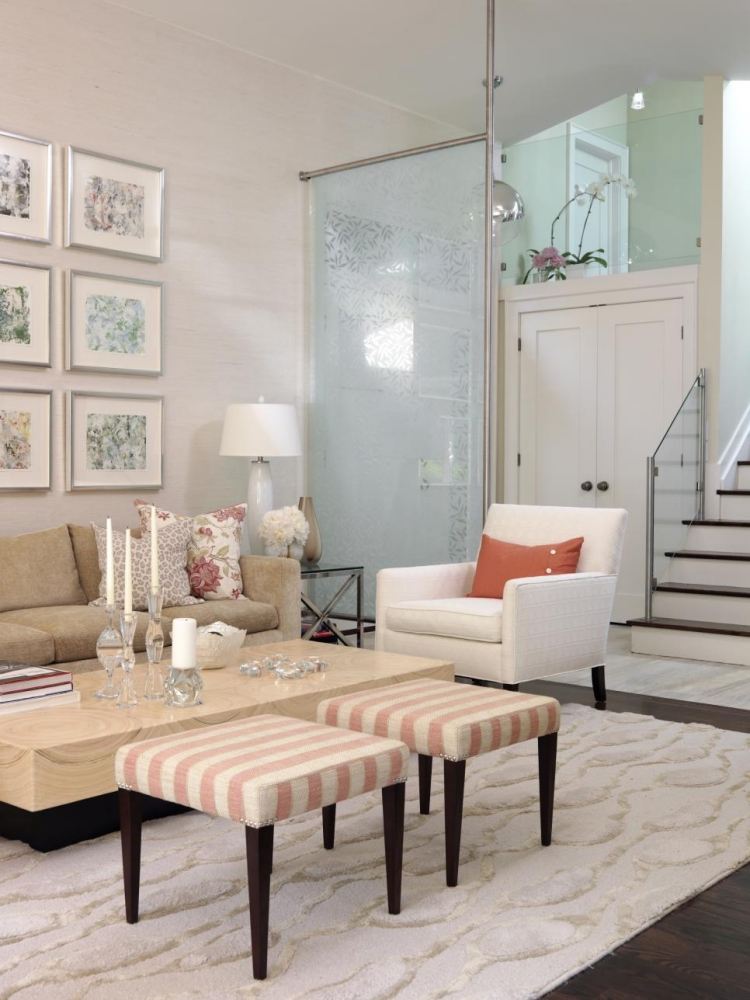 vitt-vardagsrum-möbler-traditionellt-marmor-bord-beige-mjukt-rosa