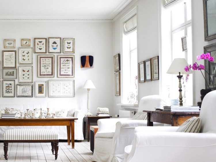 vitt-vardagsrum-möbler-traditionella-trä-bilder-fåtölj-fönster-vintage