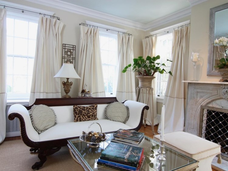 vitt vardagsrum-möbler-traditionell-öppen spis-gardiner-marmor-växter-soffbord
