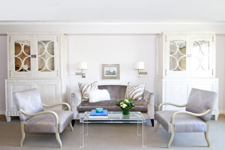 vitt vardagsrum-möbler-traditionellt-inredning-klassiskt-modernt-soffbord-transparent-glas-plast
