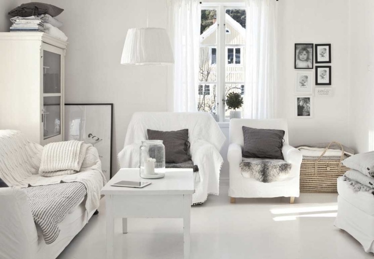 vitt-vardagsrum-möbler-skandinavisk-traditionell-ikea-bild-ram-kuddar-grå