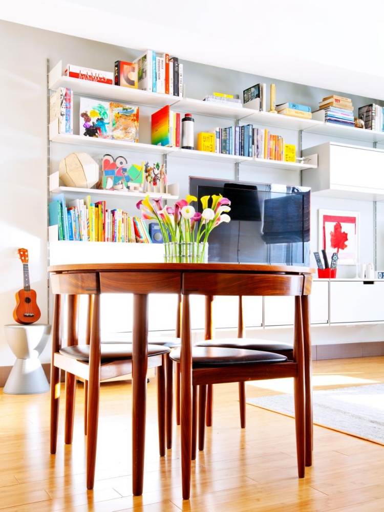 vitt-vardagsrum-möbler-skandinaviska-moderna-färgglada-matbord-trä-stolar-triangulära